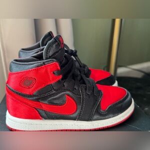 Jordan 1 Retro High OG “Satin Bred” 2023 Nike Black and Red High-Tops